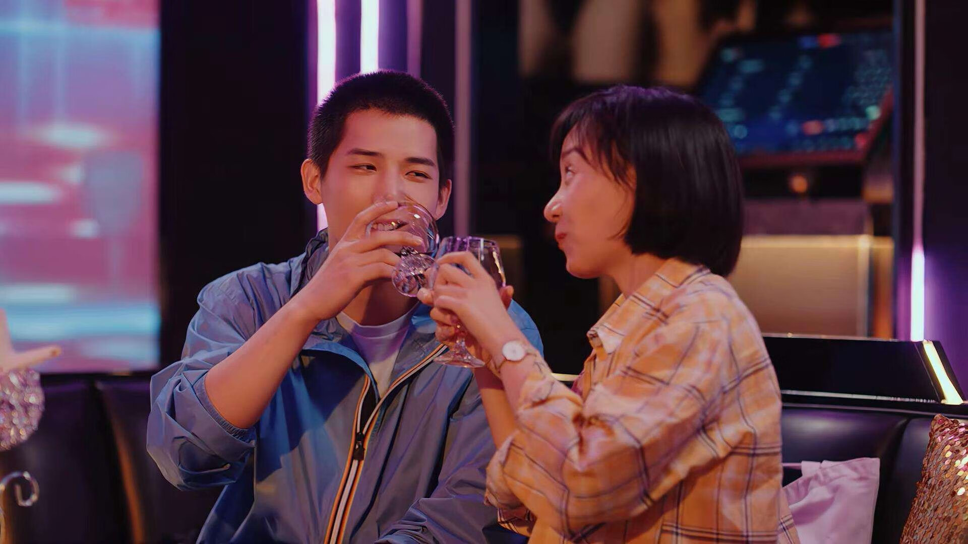 布克关键上篮命中太阳完成逆转好戏,布克球星