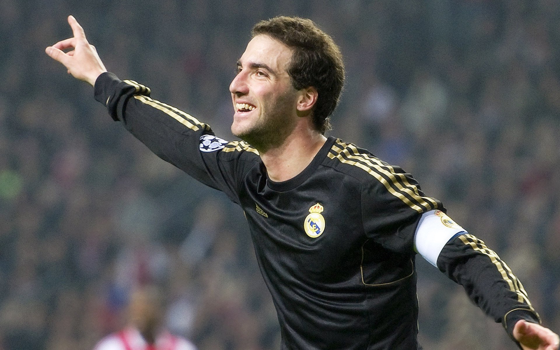 爱游戏体育-五大联赛是否提升边路轮换参与战术决策比重,五大联赛可以换5人